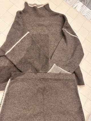 Conjunto de jersey y falda marrón