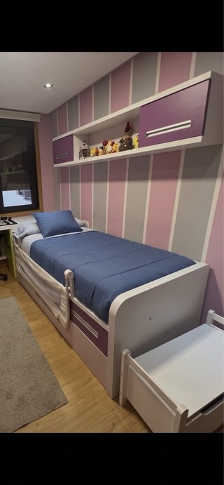 Habitación juvenil con cama y estantería