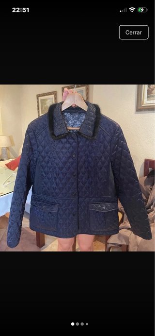 Chaqueta Acolchada Azul Marino con Cuello de Pelo