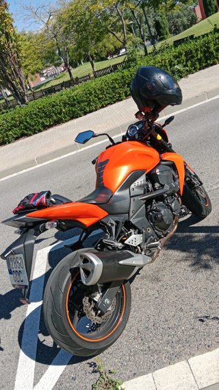 Kawasaki Z750 Naranja y Negra