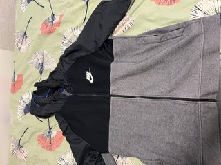 Sudadera Nike con capucha y cremallera.