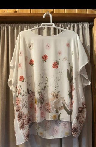 Blusa Blanca con Estampado Floral