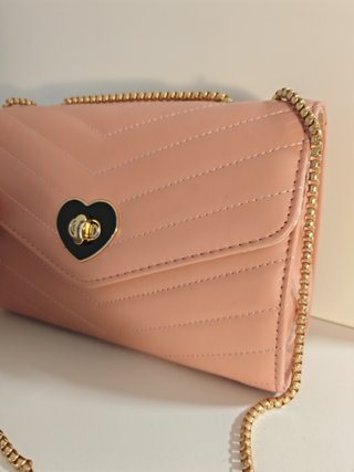 Borsa rosa con chiusura a cuore