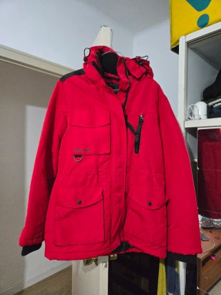 Chaqueta roja con capucha