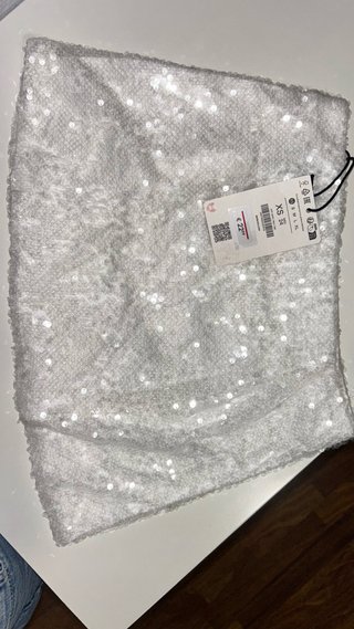 Falda corta blanca de lentejuelas de Bershka