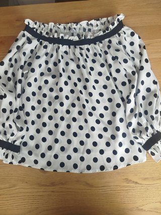 Blusa blanca con lunares negros
