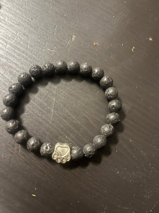 Pulsera de cuentas con huella de oso
