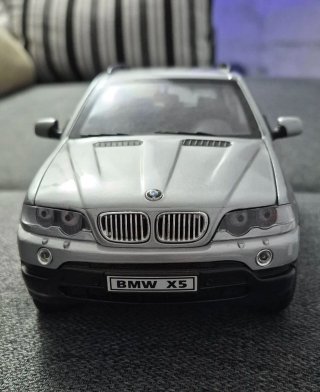 Coche a escala 1:18 BMW X5