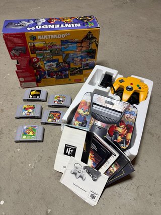 Console Nintendo 64 con giochi e scatola