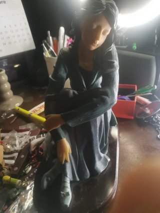 Figura Decorativa de Mujer Sentada
