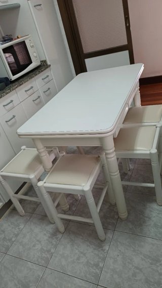 Mesa de cocina blanca con 4 taburetes