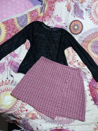 Conjunto de mujer: Jersey negro y falda rosa