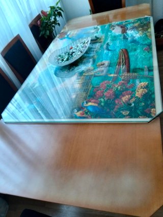 Mesa extensible de madera y lámparas
