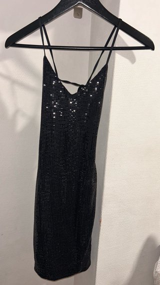 Vestido corto negro de lentejuelas