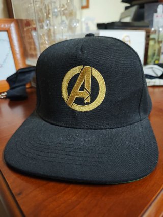 Gorra Snapback Marvel Avengers Negra y Dorada