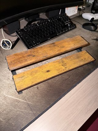 Estantería de madera para perfumes