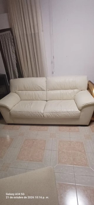 Sofá de piel blanco roto Hasta el domingo