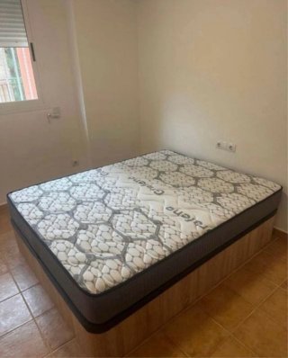 Canapé abatible de madera con colchón