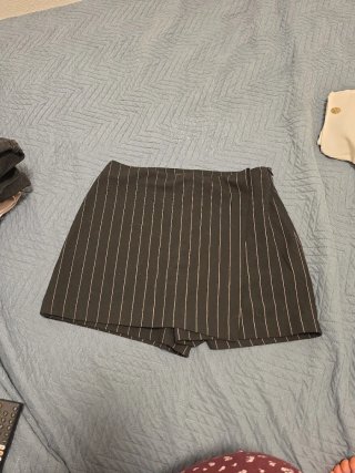 Falda short negra con rayas blancas