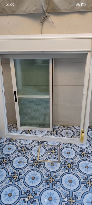Ventana de Aluminio con Doble Cristal con persiana