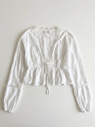 Blusa blanca con detalles de encaje