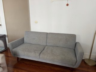 Sofá cama de 2 plazas gris con patas de madera