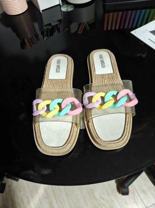Sandalias transparentes y colores pasteles.