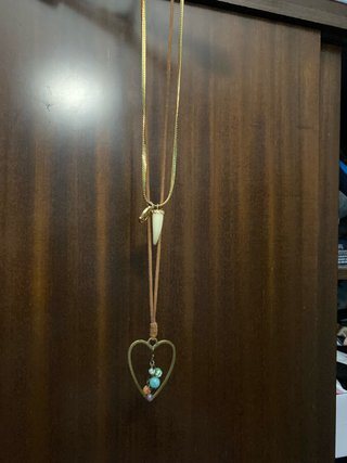Collar de cuerno y otro de corazon