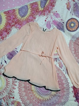 Blusa plisada rosa salmón