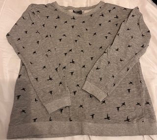 Sudadera Gris con Estampado de Pájaros