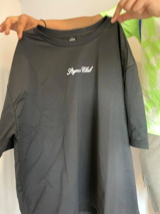Camiseta Negra con Letras Blancas