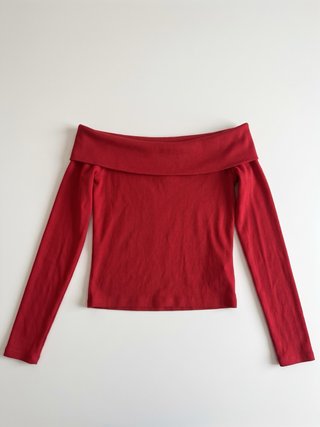 Top rojo de hombros descubiertos
