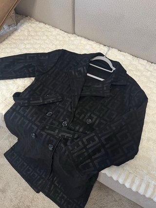 Abrigo Negro con Estampado Geométrico