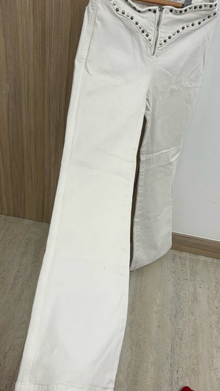 Pantalón vaquero blanco con tachuelas Bershka