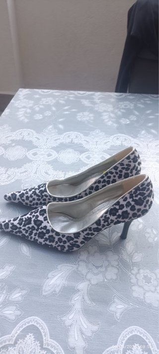 Zapatos de salón con estampado animal