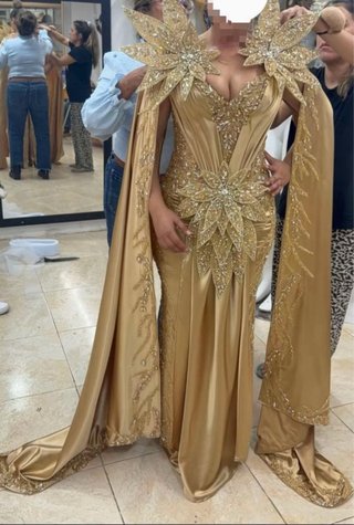 Vestido de Fiesta Dorado con Capa