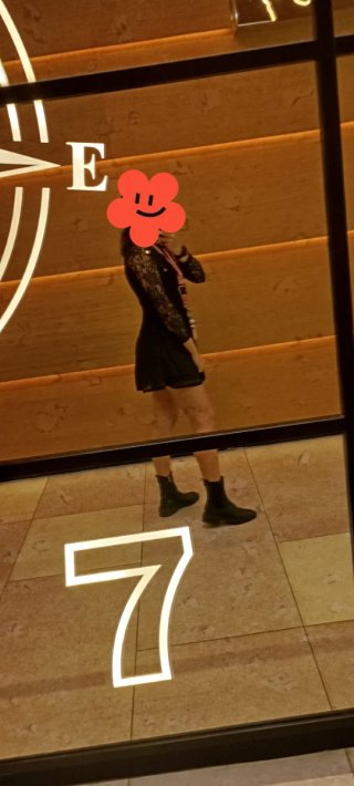 Vestido corto de encaje negro