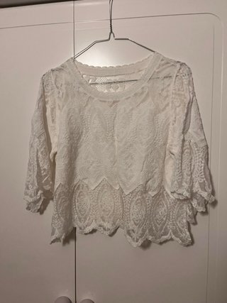 Blusa de encaje blanca con transparencias