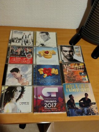 Lote de 11 CDs de música variada. Porta CDs regalo