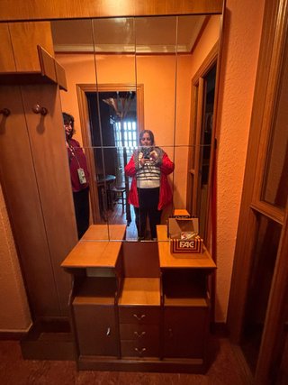 Mueble de entrada de madera con espejo