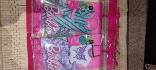 2 Conjuntos de Ropa y Accesorios Barbie