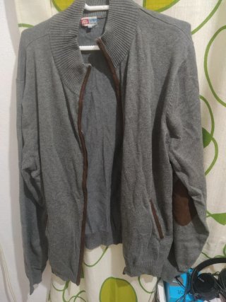 Chaqueta Gris con Detalles en Marrón