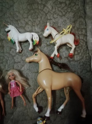 Lote de muñecas y figuras de ponis
