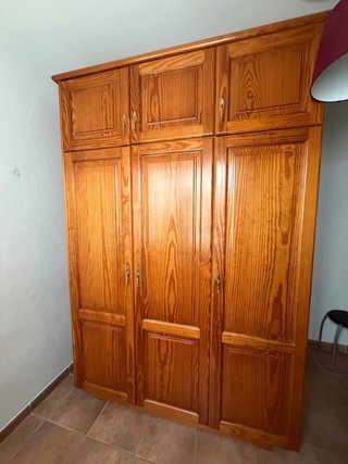 Armario de Madera Clásico