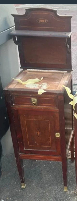 Mesita de noche clásica de madera