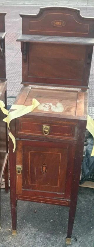 Mesita de noche clásica de madera