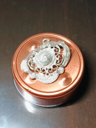 Pieza antigua de joyeria con filigrana.