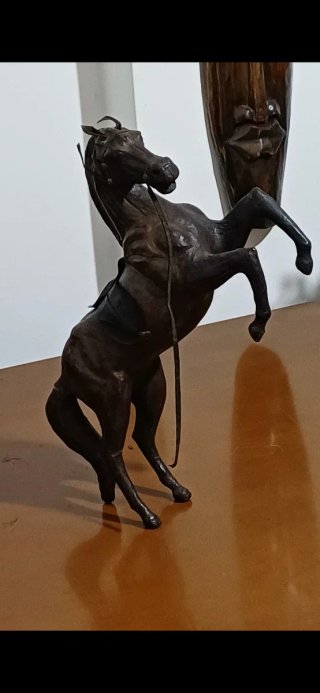 Caballo encabritado artesanal madera y cuero antig