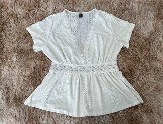 camiseta blanca bordada tipo boho manga corta