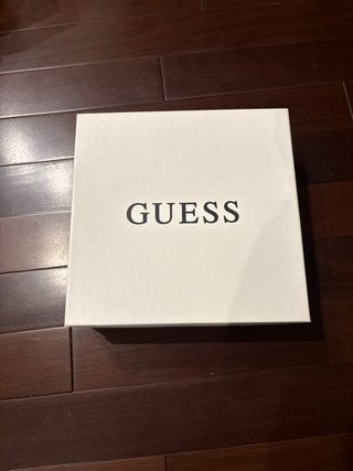 Zapatos de tacón con plataforma dorados Guess